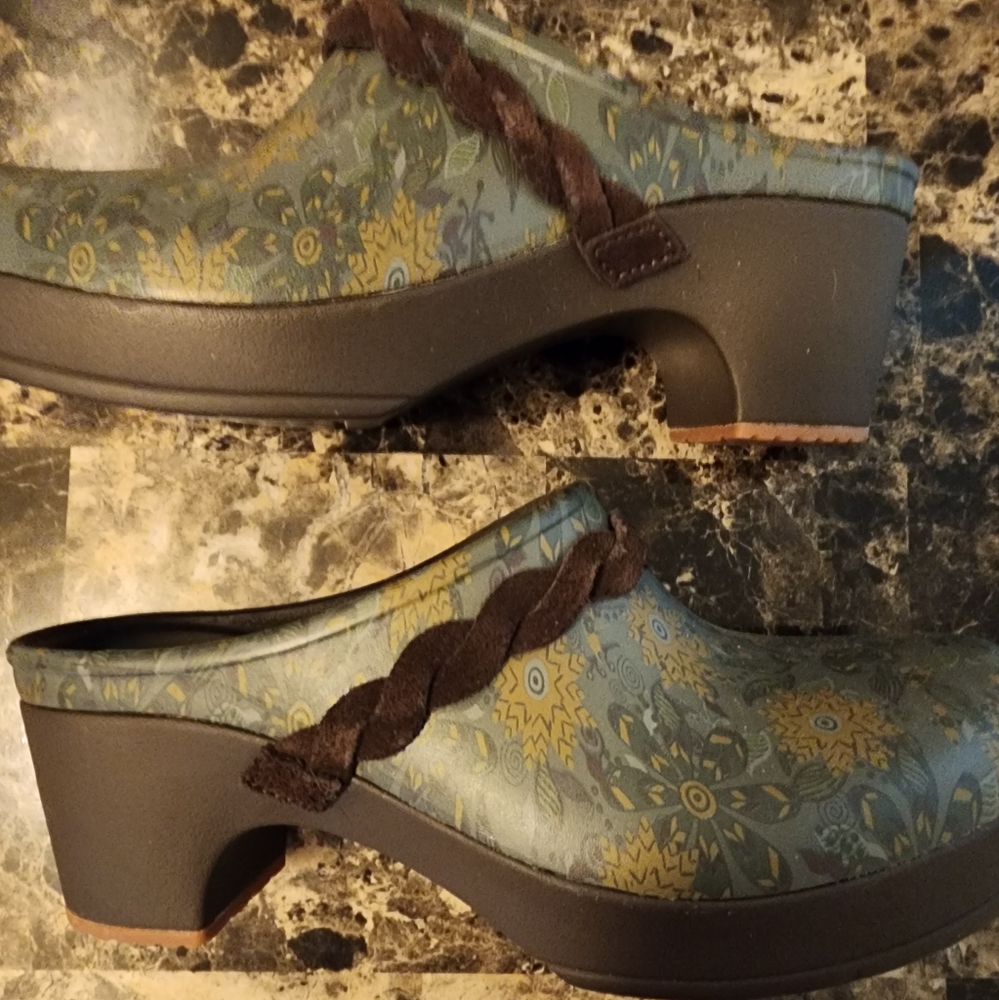 Crocs clogs size 8 - Picture 3 of 4